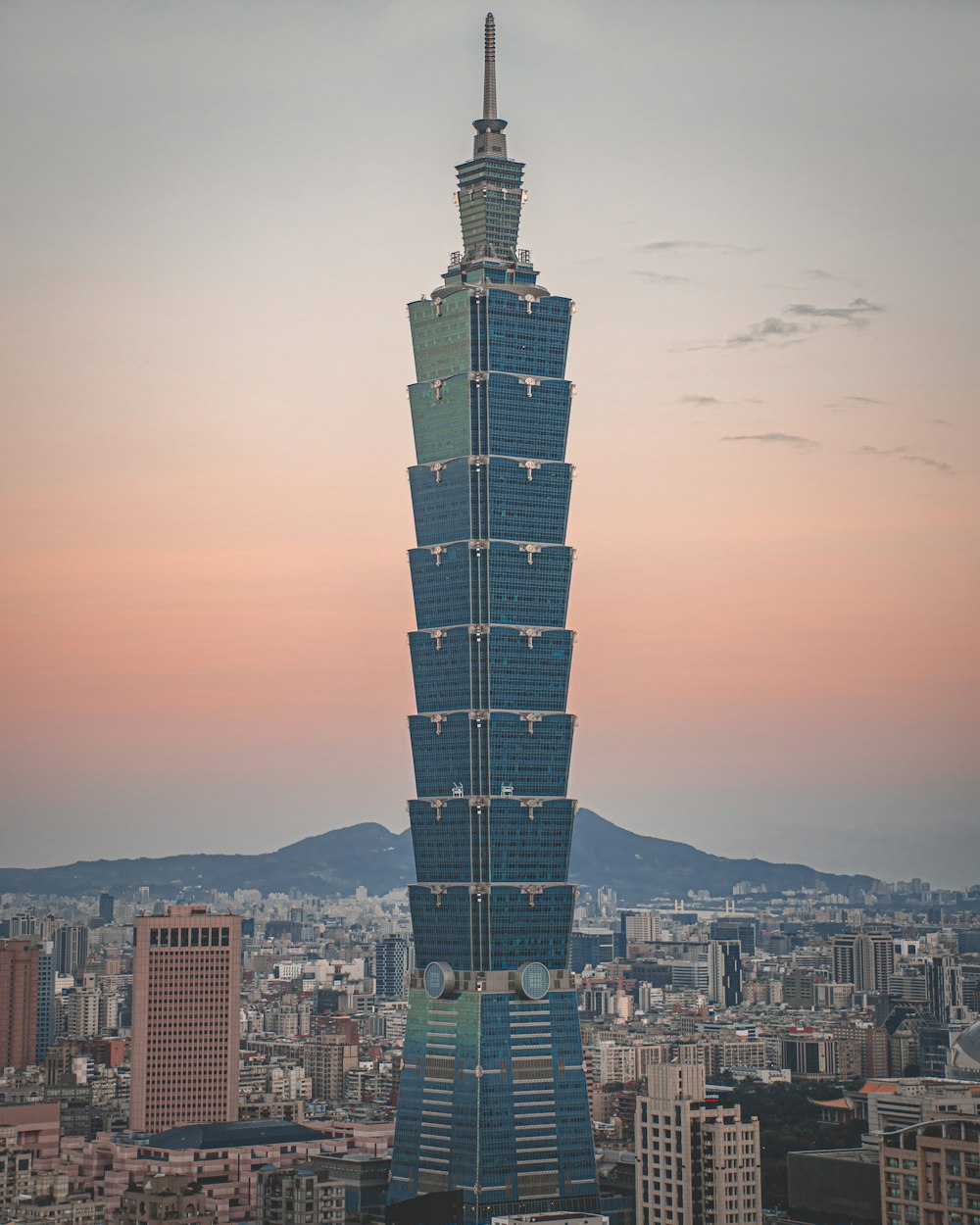 Edificio de gran altura durante la puesta de sol