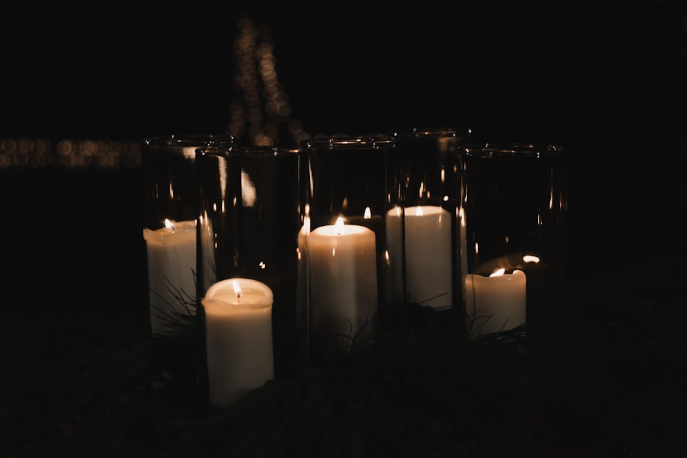 Velas de pilar blanco en candelabro de metal negro