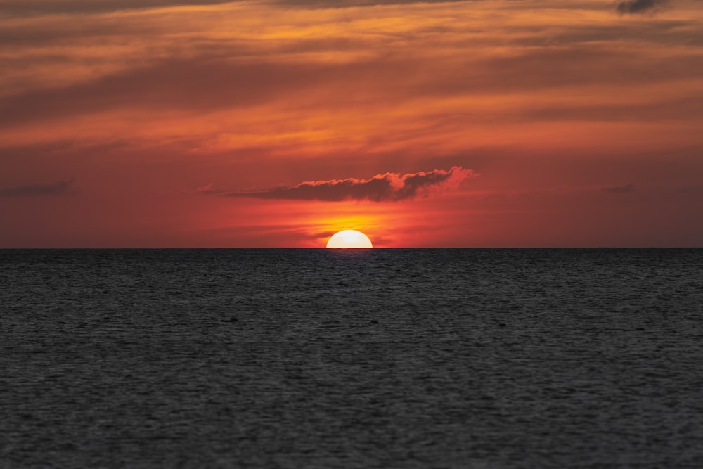 Plan d’eau au coucher du soleil