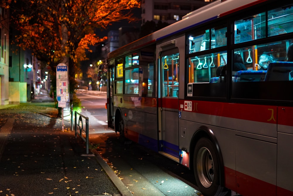 Autobús rojo de dos pisos en carretera durante la noche
