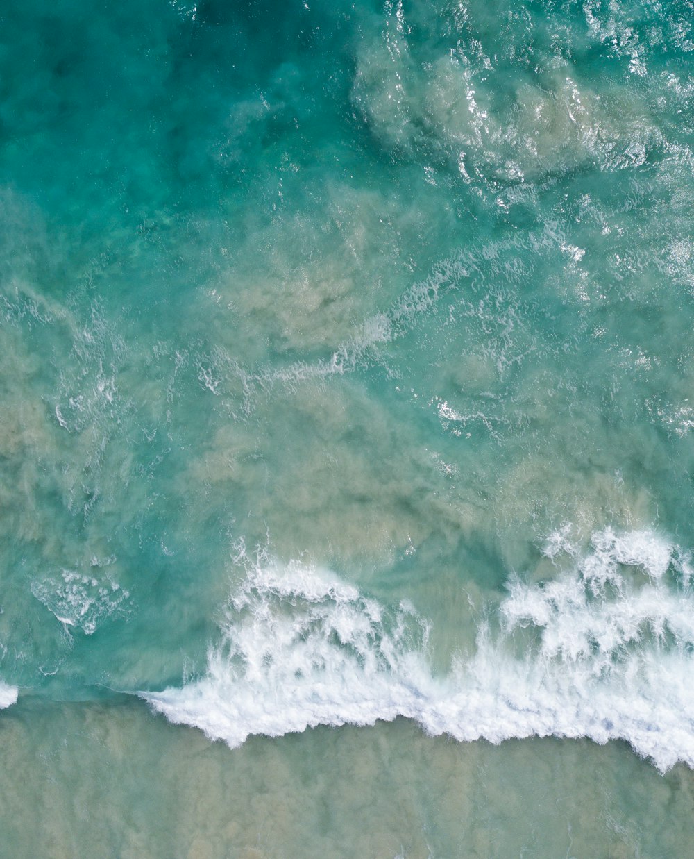 ocean waves crashing on shore during daytime