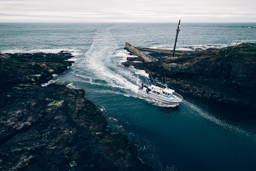 Bateau blanc et bleu sur la mer pendant la journée