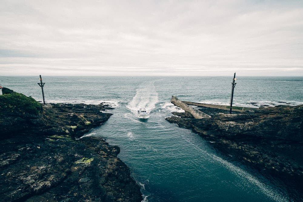 voilier blanc sur la mer pendant la journée