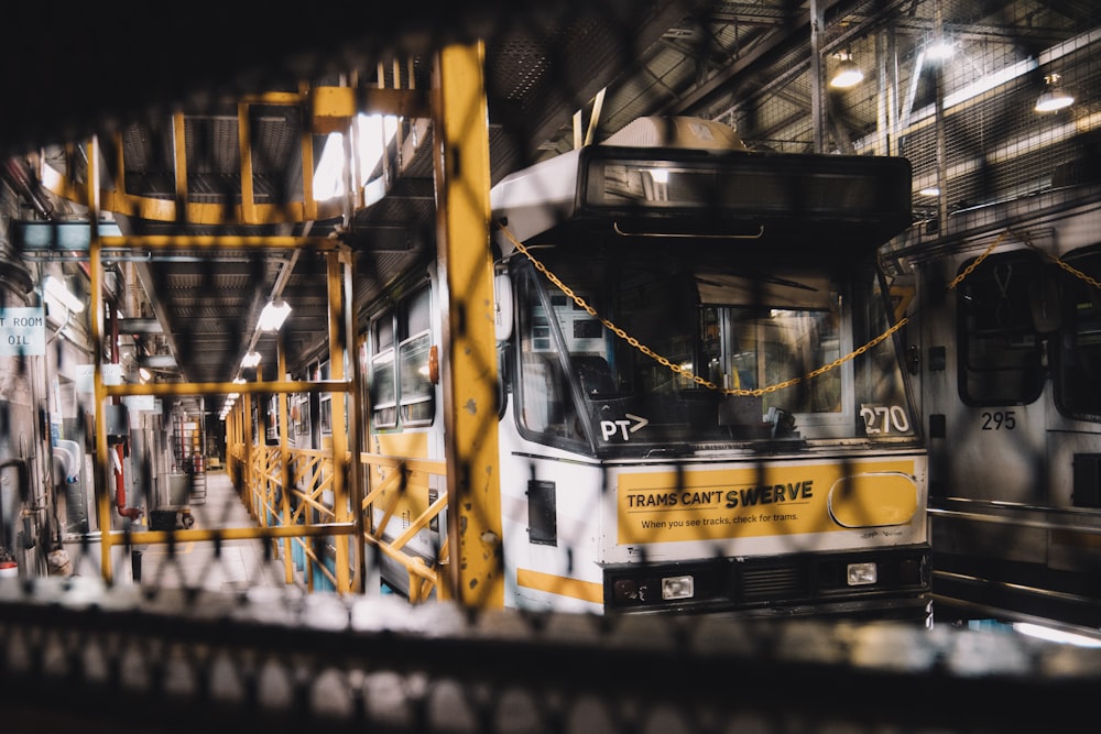 Tren blanco y amarillo en la estación de tren