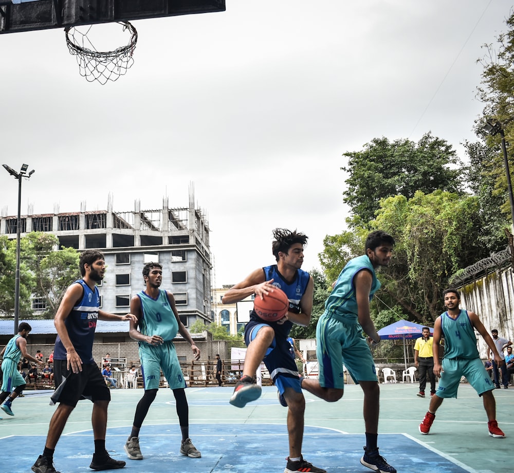 Foto Um grupo de pessoas jogando basquete – Imagem de Pessoa