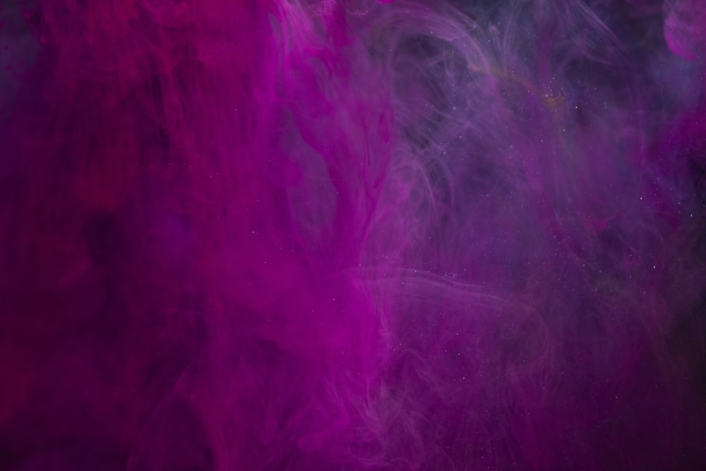 Ilustración de humo púrpura y rosa