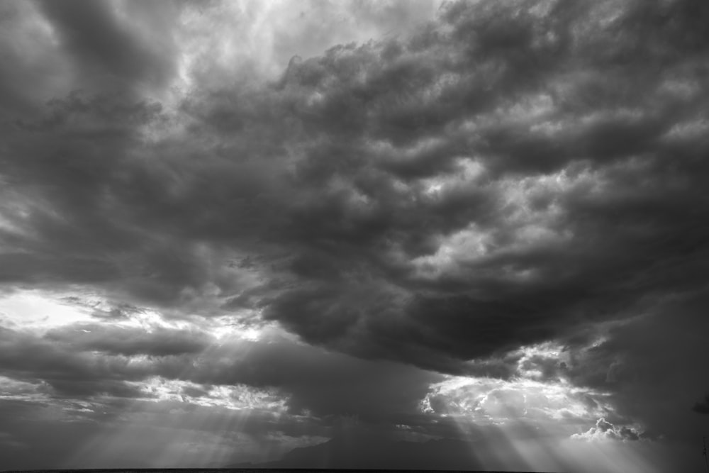 Foto en escala de grises de las nubes y el cielo