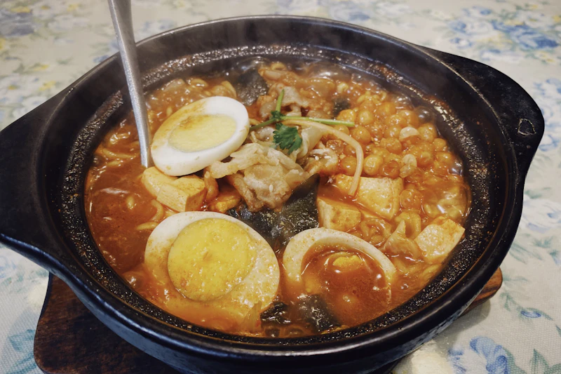Bát canh gà hầm cay bốc khói với thìa