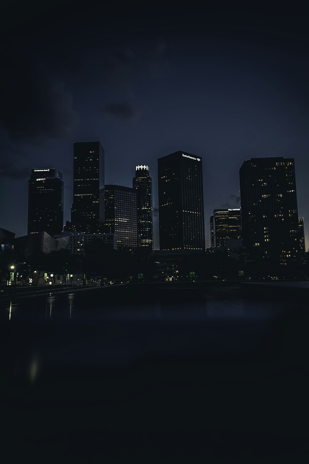 夜間の街のスカイライン