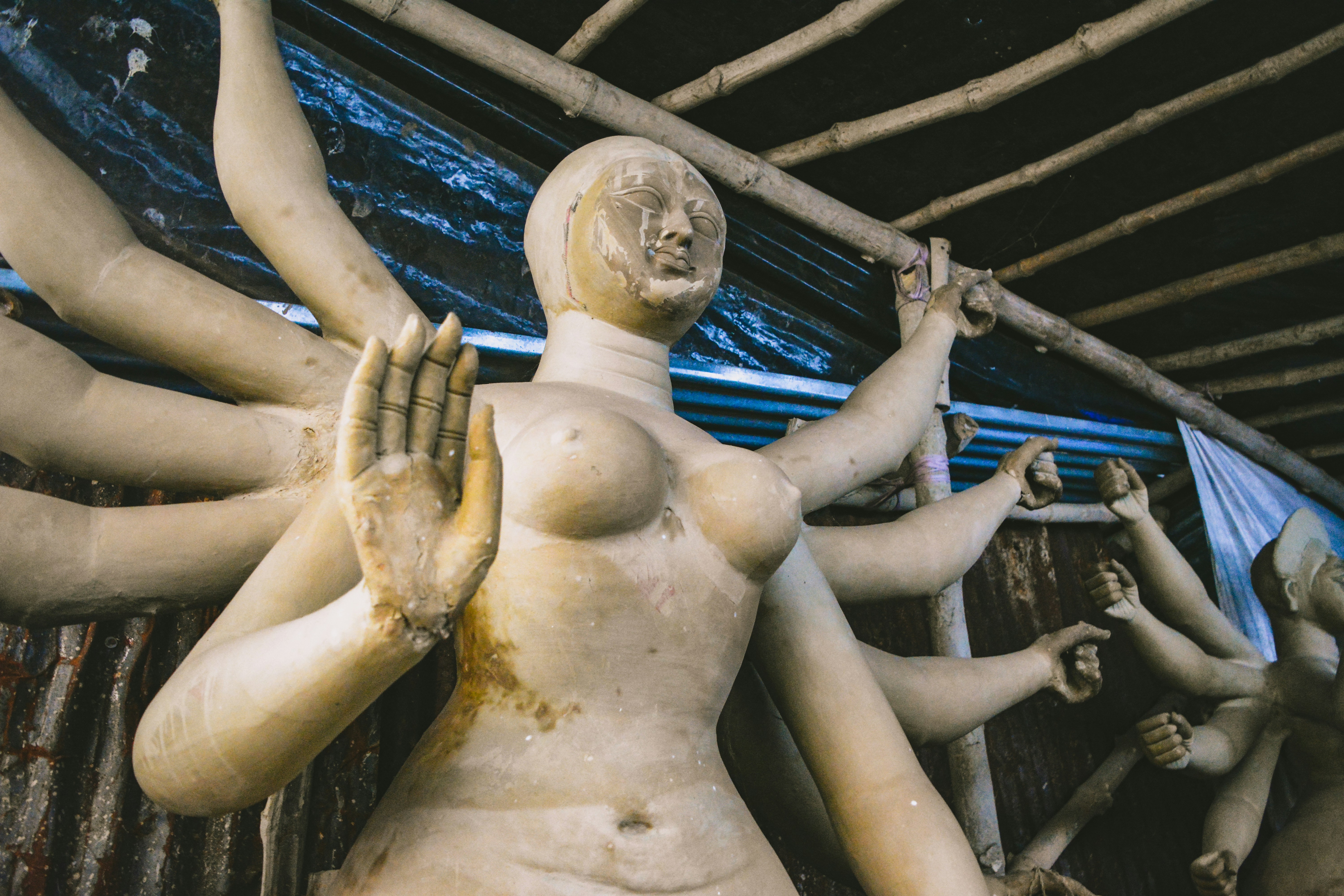 estatua del hombre en topless sobre marco de metal negro