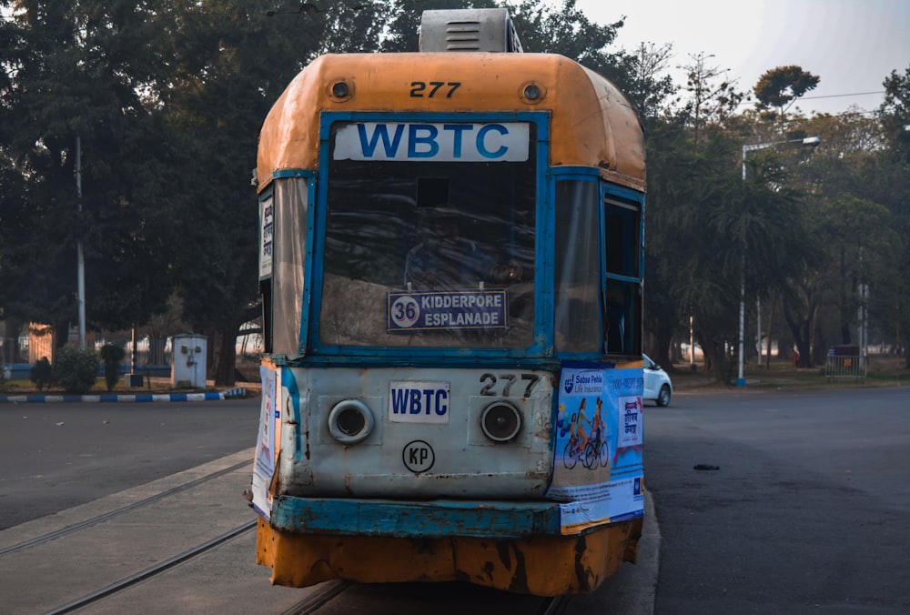 ônibus amarelo e branco na estrada durante o dia