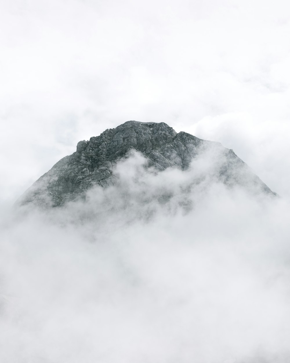 montaña blanca y negra bajo nubes blancas