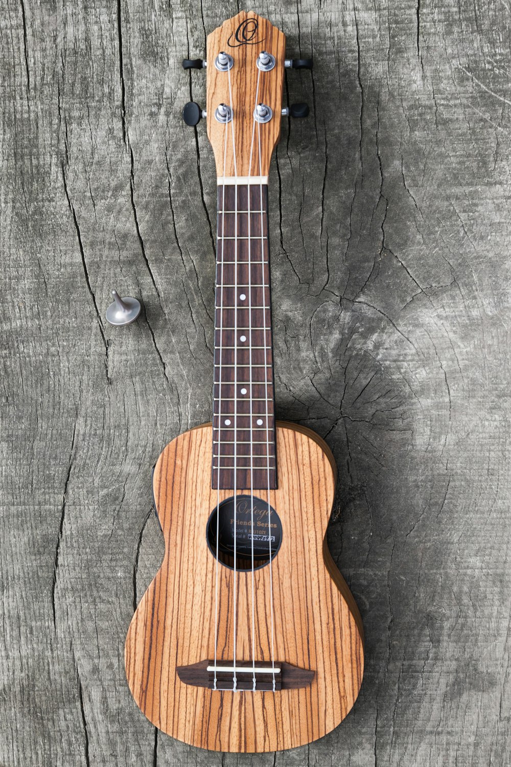 Guitarra acústica marrón sobre textil negro
