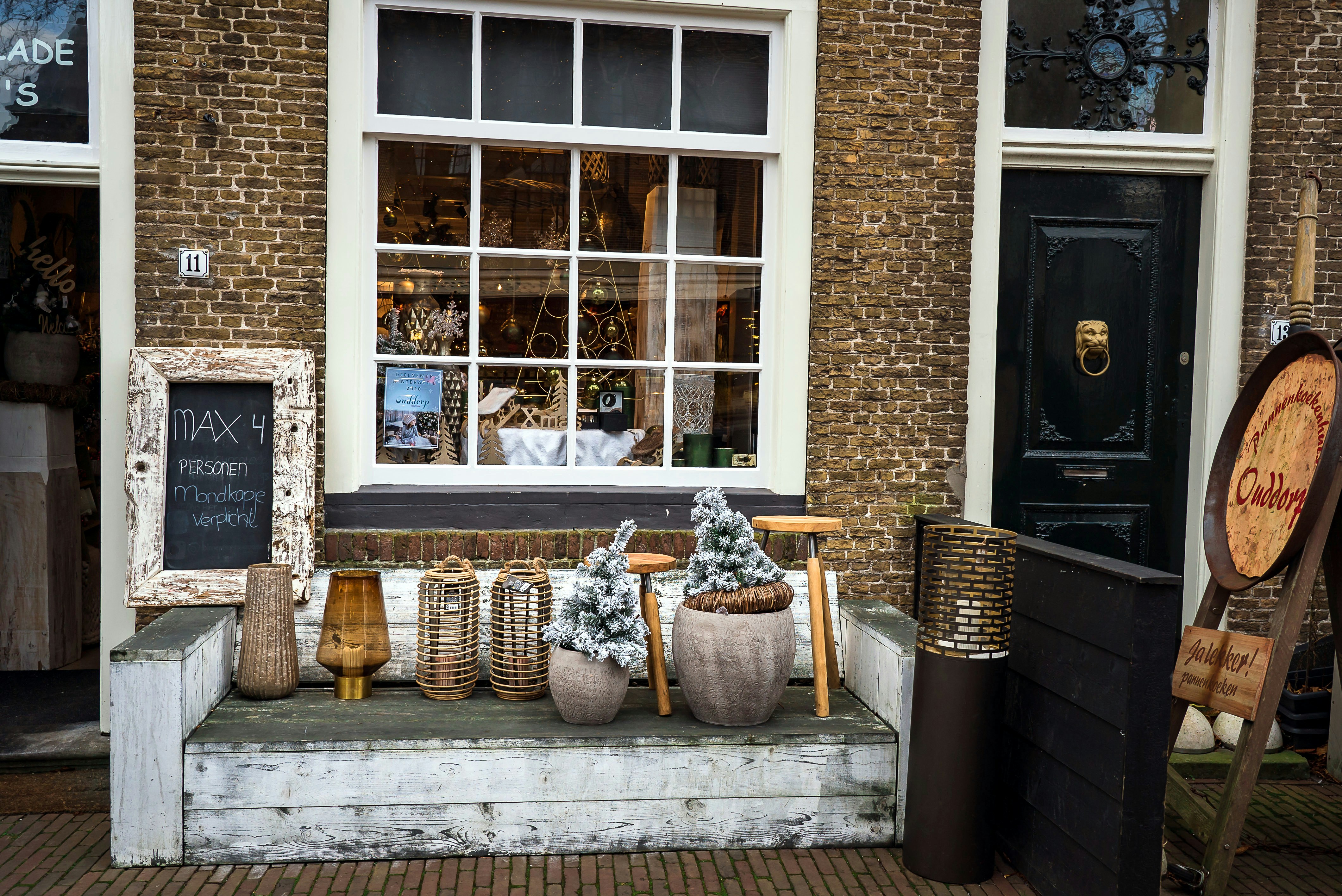 MAX 4 - Beautiful shop (window), with a max of 4 people entering at the same time ... Sign: mask obligatory ... #corona-kindness #X-mas-2020