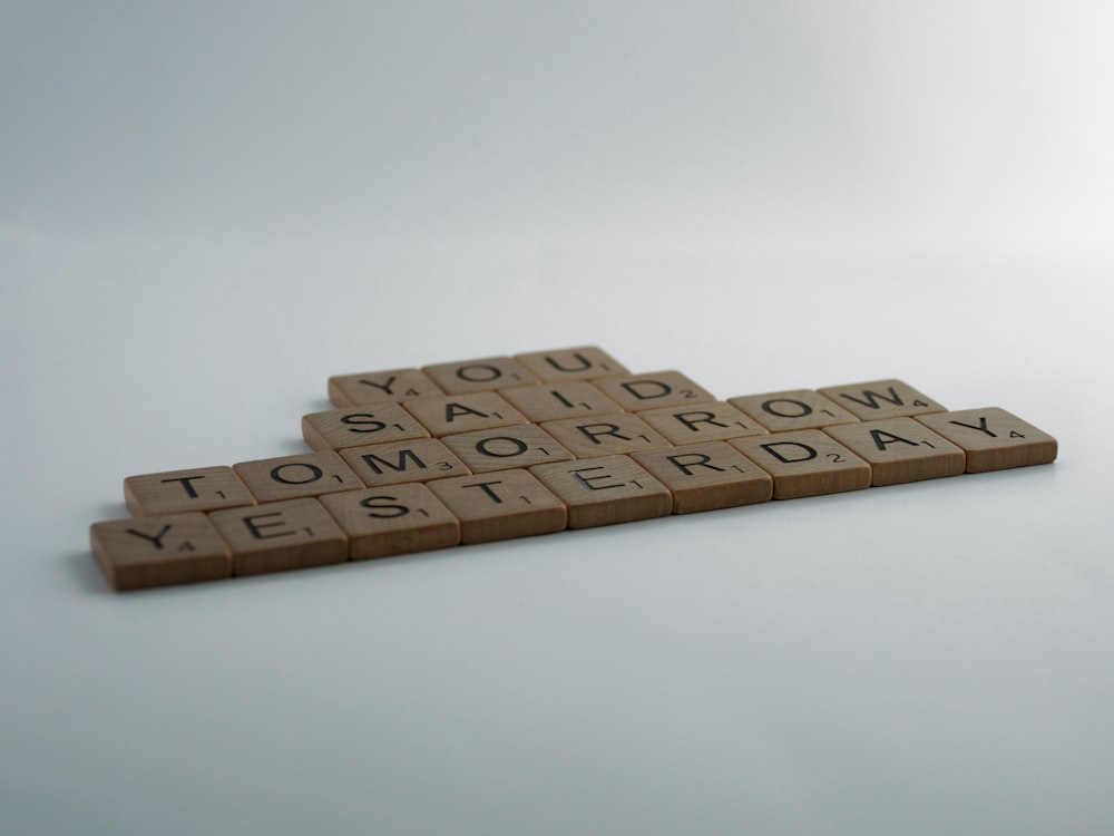 Blocs de bois brun sur table blanche