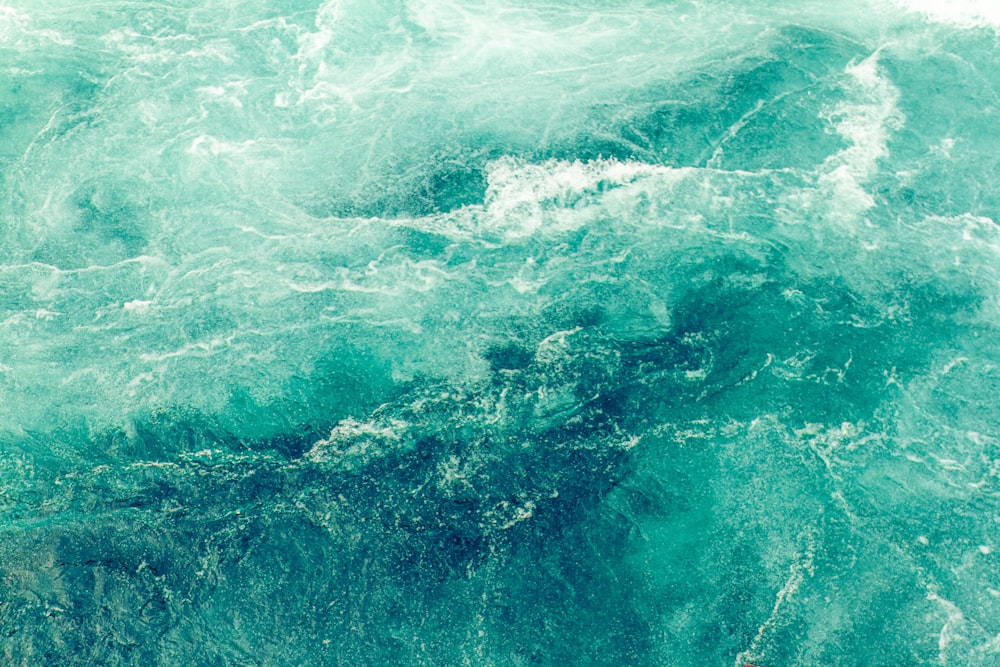 緑と白の水の波