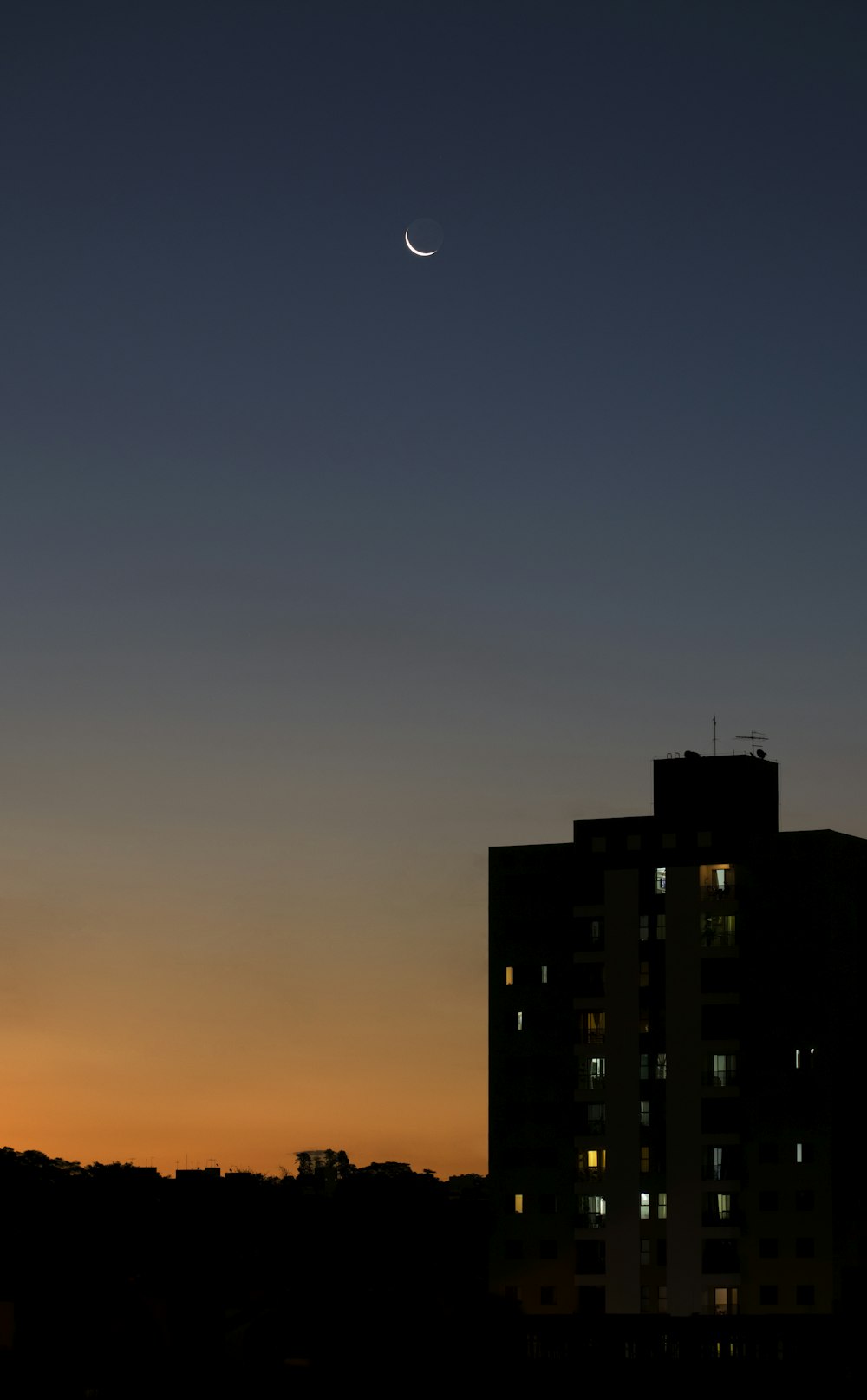 夕暮れ時の建物のシルエット