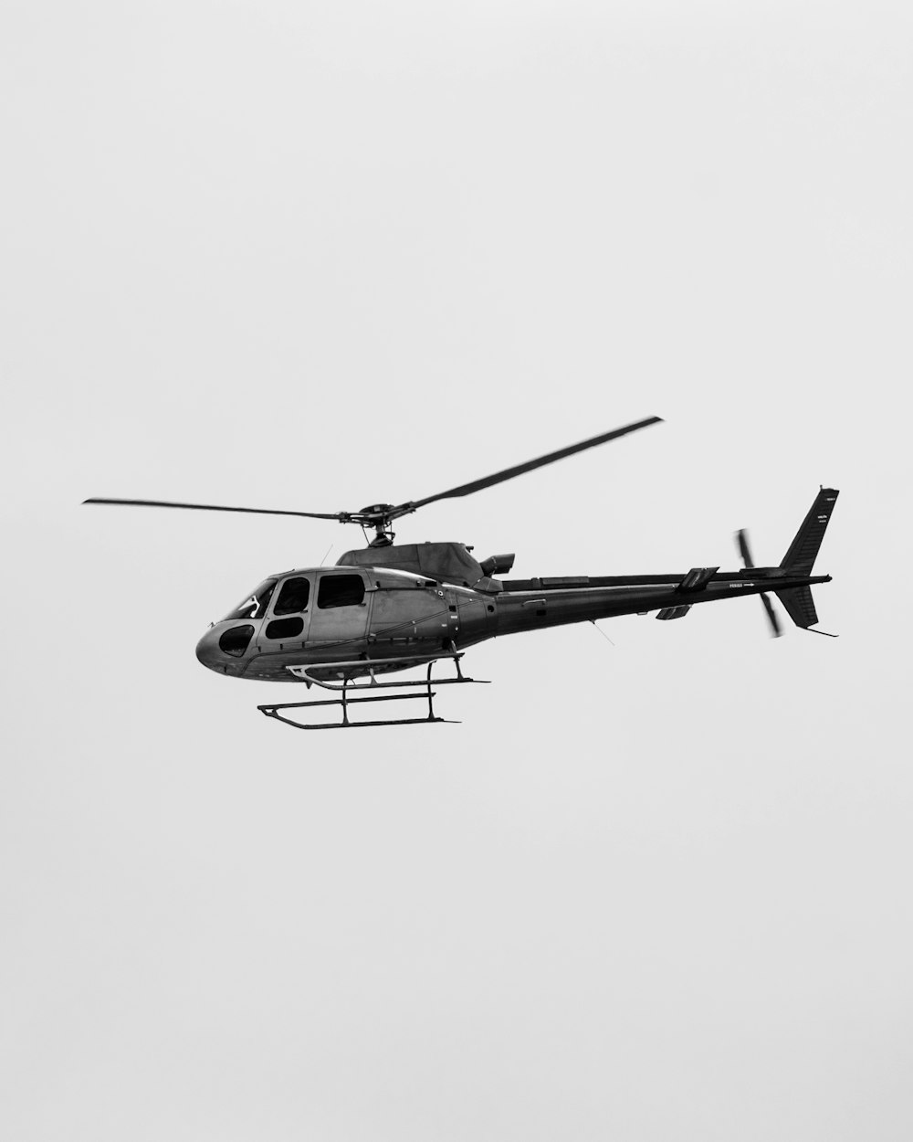 Grau-schwarzer Hubschrauber in der Luft