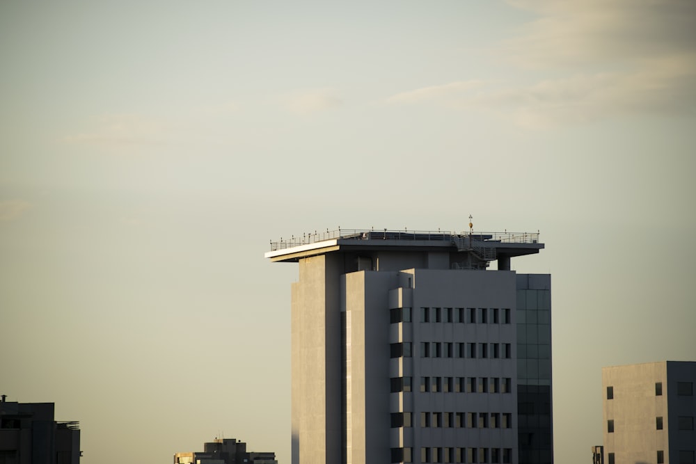 Edificio de hormigón blanco bajo el cielo blanco durante el día