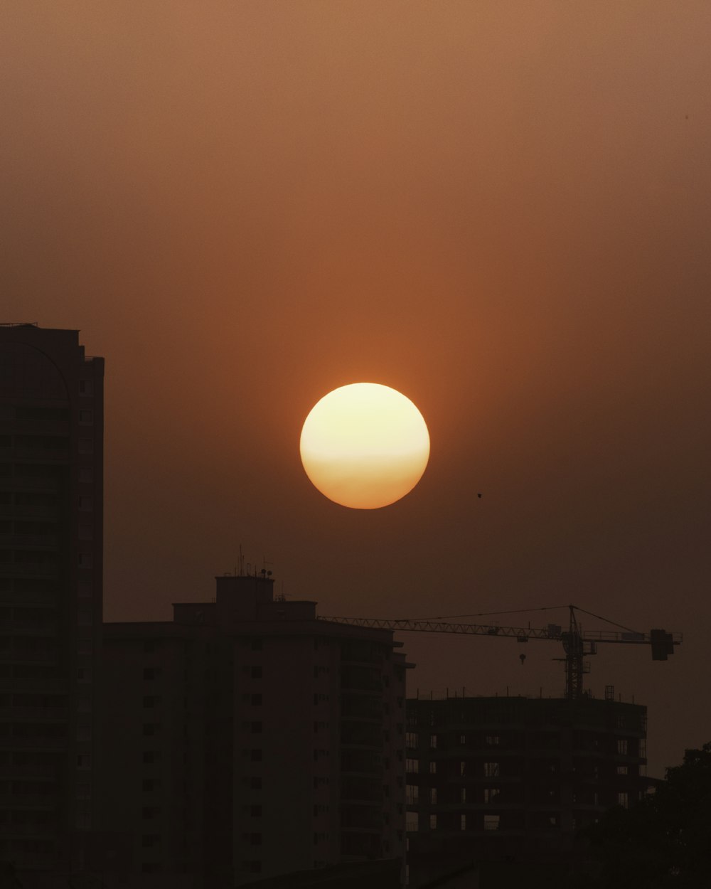 Silueta de edificios durante la puesta del sol