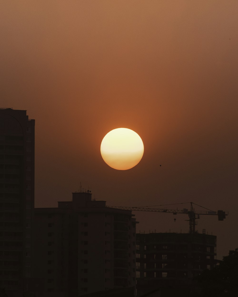silhouette de bâtiments au coucher du soleil
