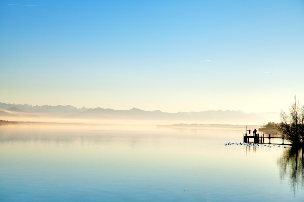 Bateau sur mer calme sous ciel bleu pendant la journée