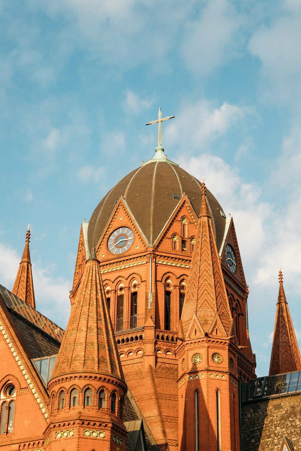 昼間の青空に映える茶色いコンクリートの教会