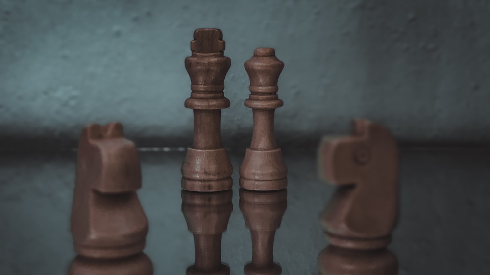 2 piezas de ajedrez de madera marrón