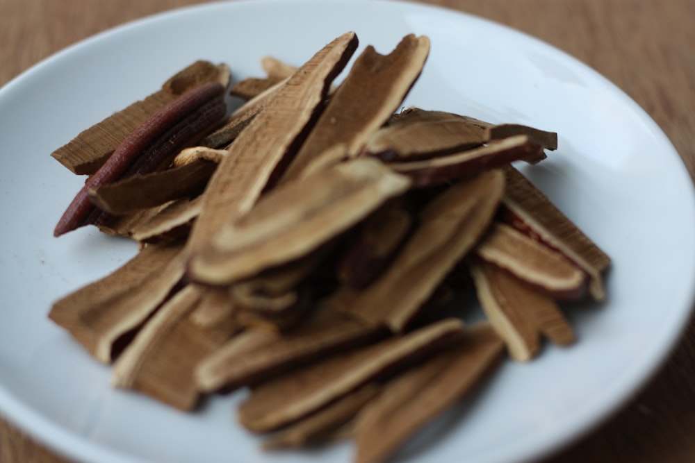 Papas fritas marrones en plato de cerámica blanca