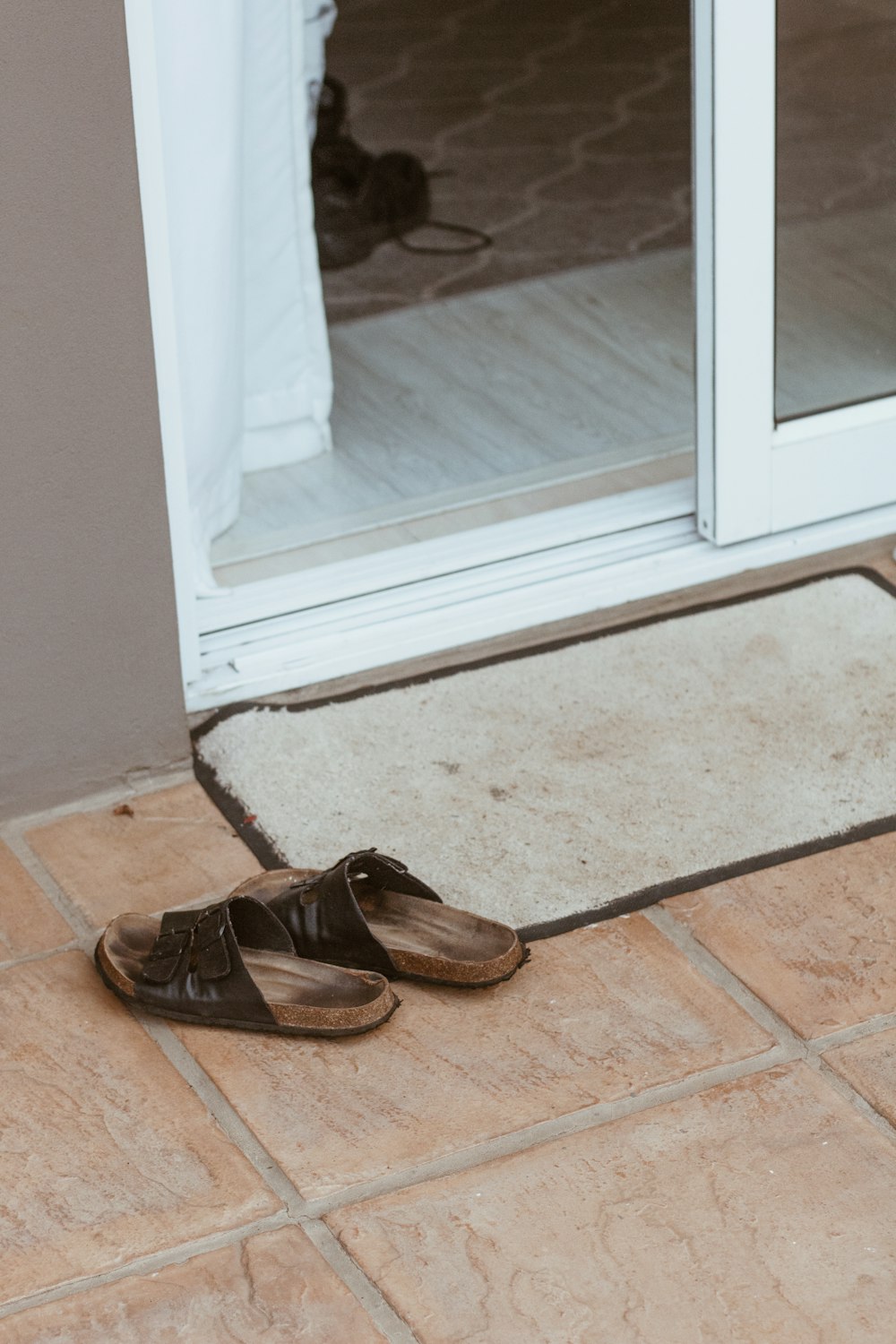sapatos de couro marrom no chão