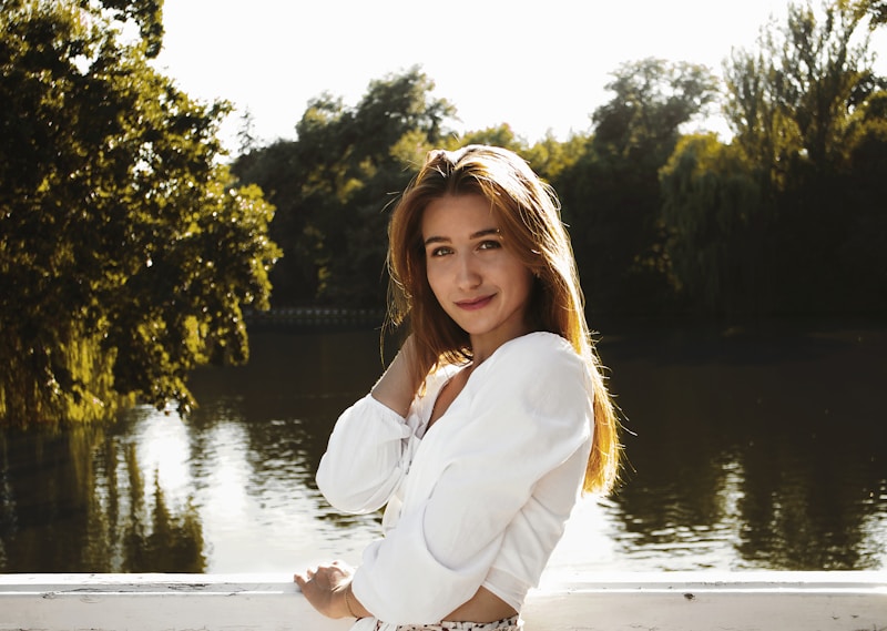 Pesona wanita di tepi air