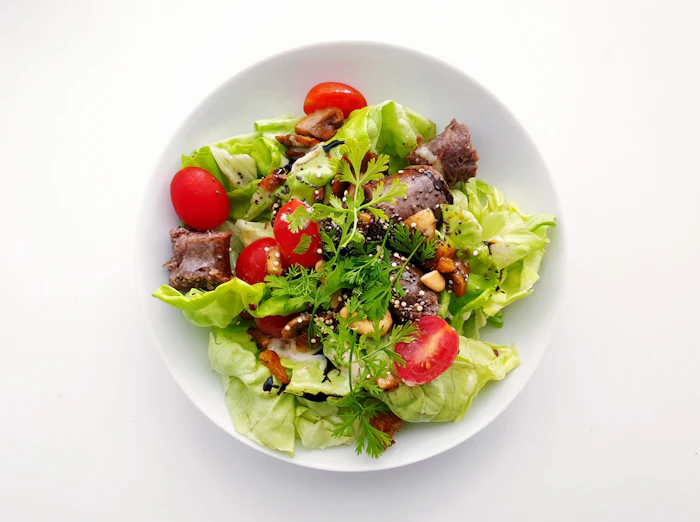 Grekisk sallad på vit tallrik