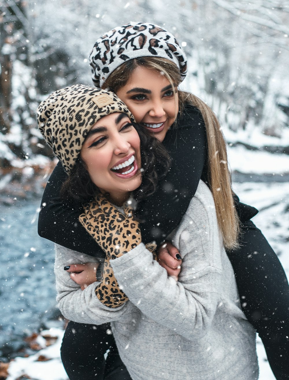 Mujer con abrigo gris y bufanda de leopardo sonriendo