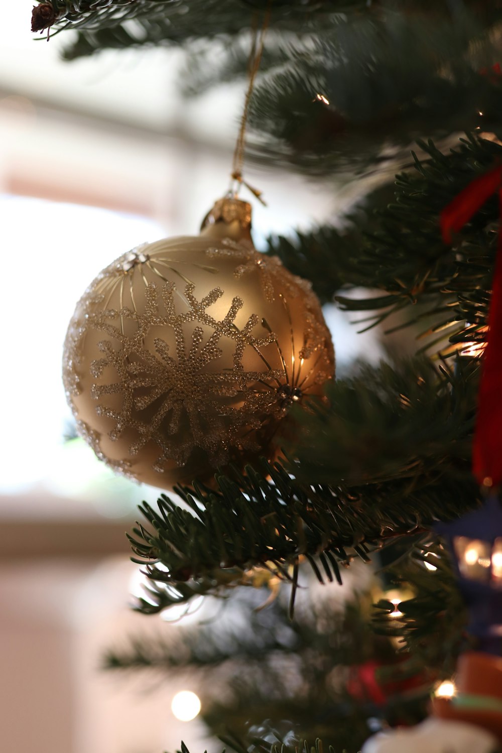 Adorno de oro en el árbol de Navidad