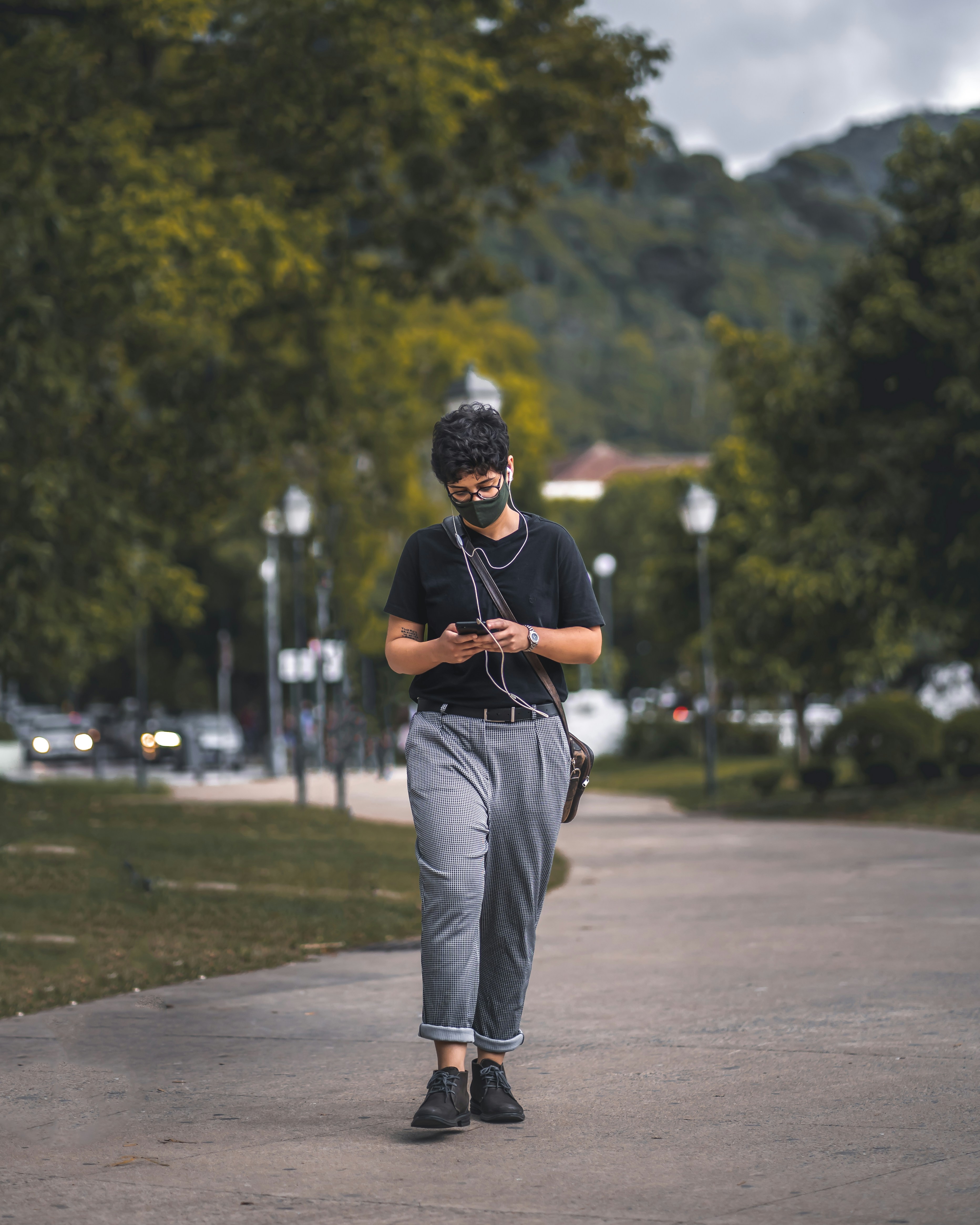 man in black t-shirt and gray pants playing golf during daytime