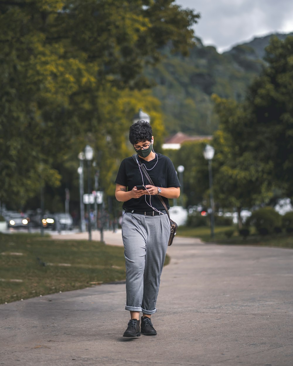 man in black t-shirt and gray pants playing golf during daytime