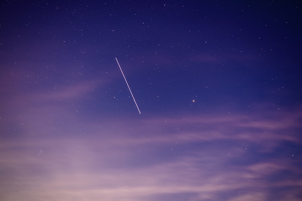 ciel bleu avec des nuages blancs pendant la nuit