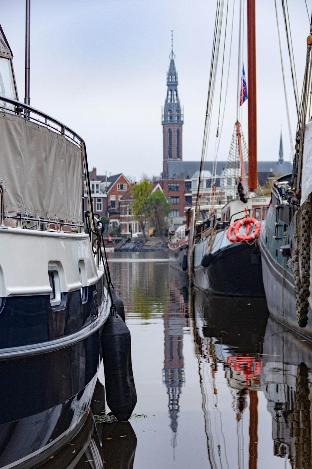 bateau noir et blanc sur l’eau pendant la journée