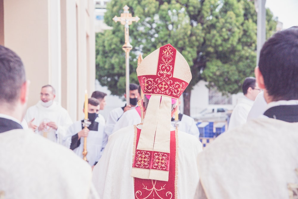 personnes en robe traditionnelle blanche, rouge et verte