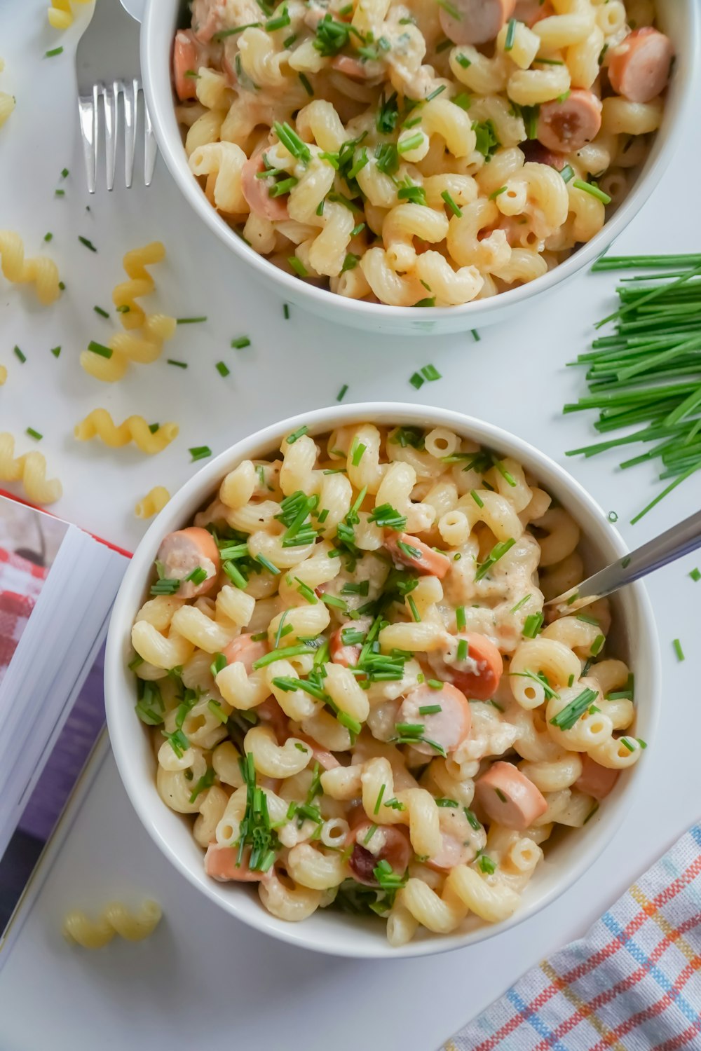 Bol en céramique blanche avec légumes verts