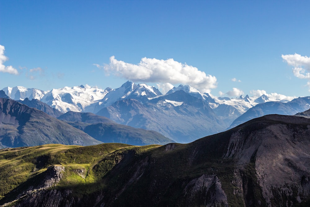 Montaña verde y marrón bajo el cielo azul durante el día