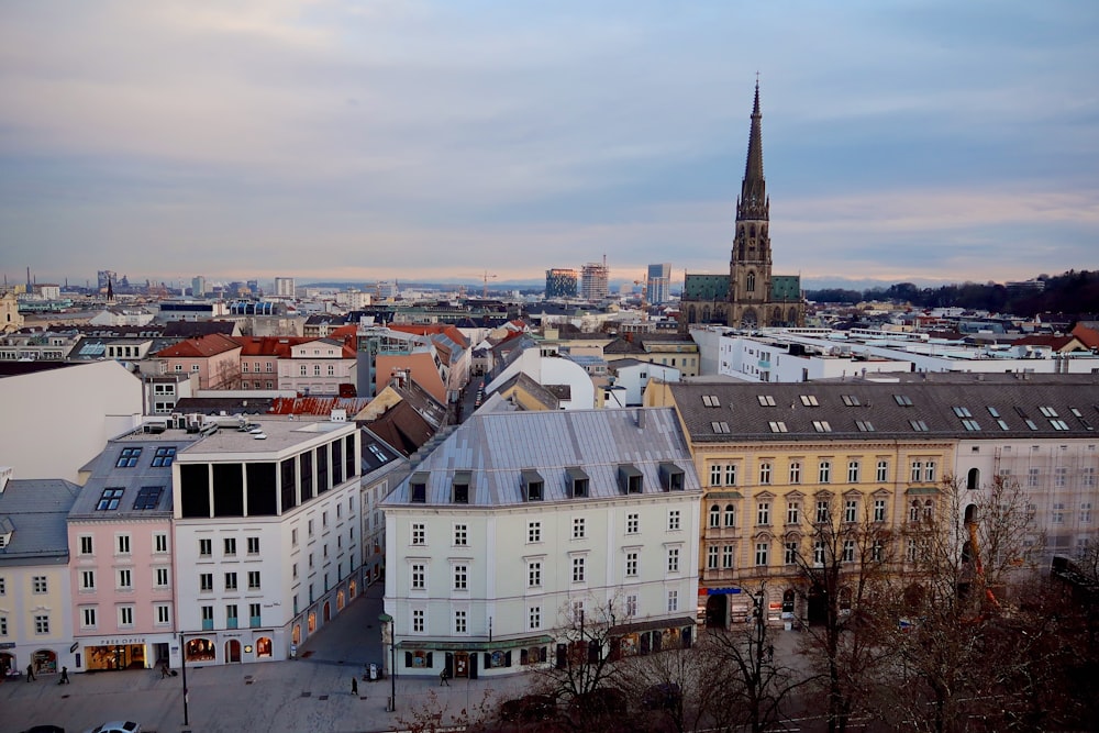 Weißer und brauner Betonbau tagsüber