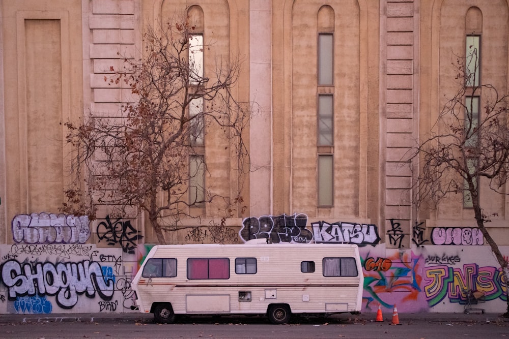 Weißer Lieferwagen neben braunem Gebäude geparkt