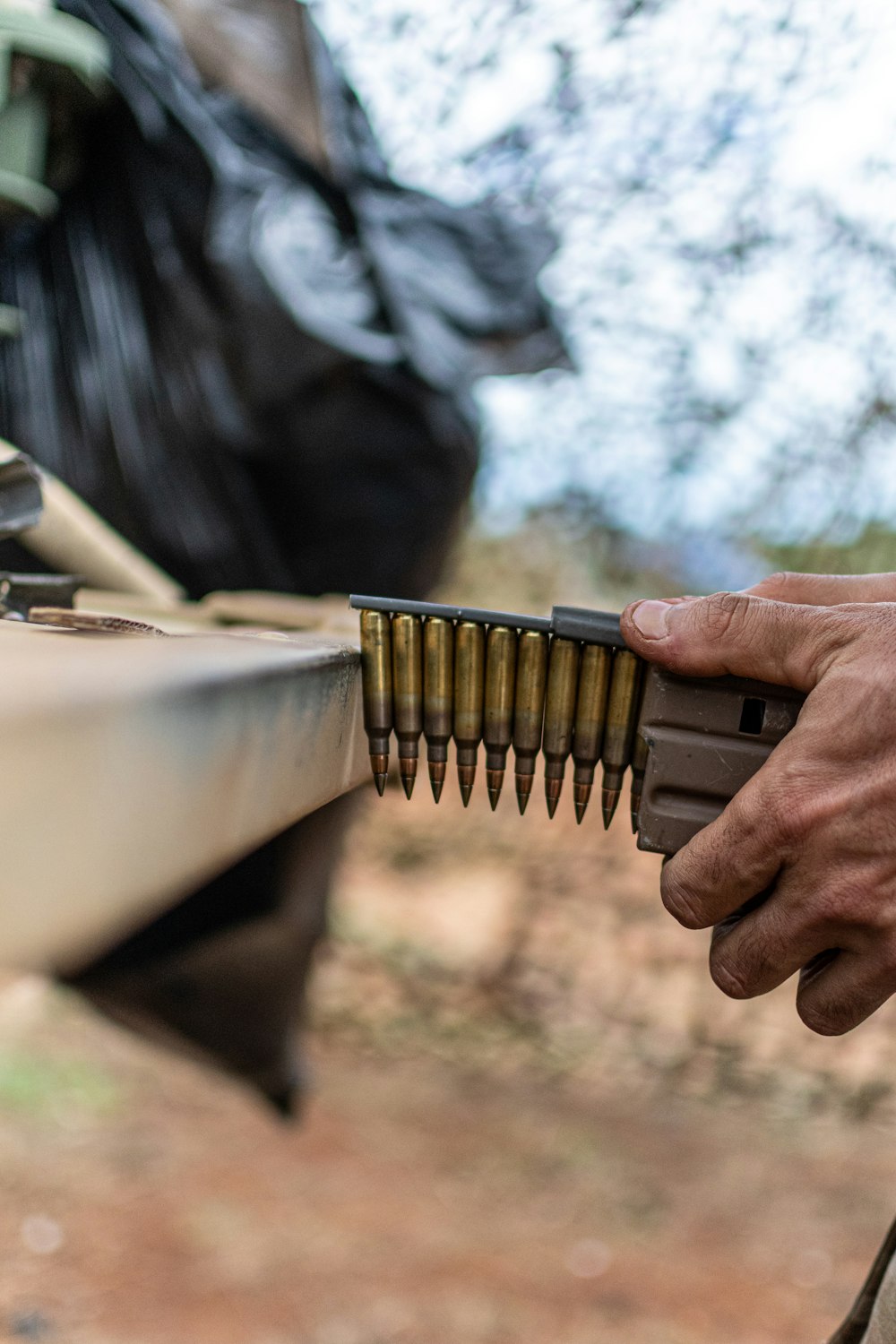 um homem está segurando um rifle e apontando-o para algo