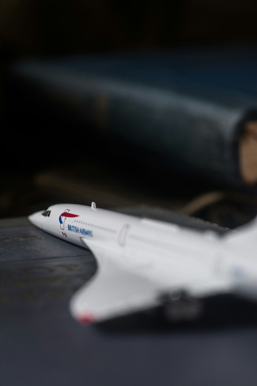 brinquedo do avião branco e preto
