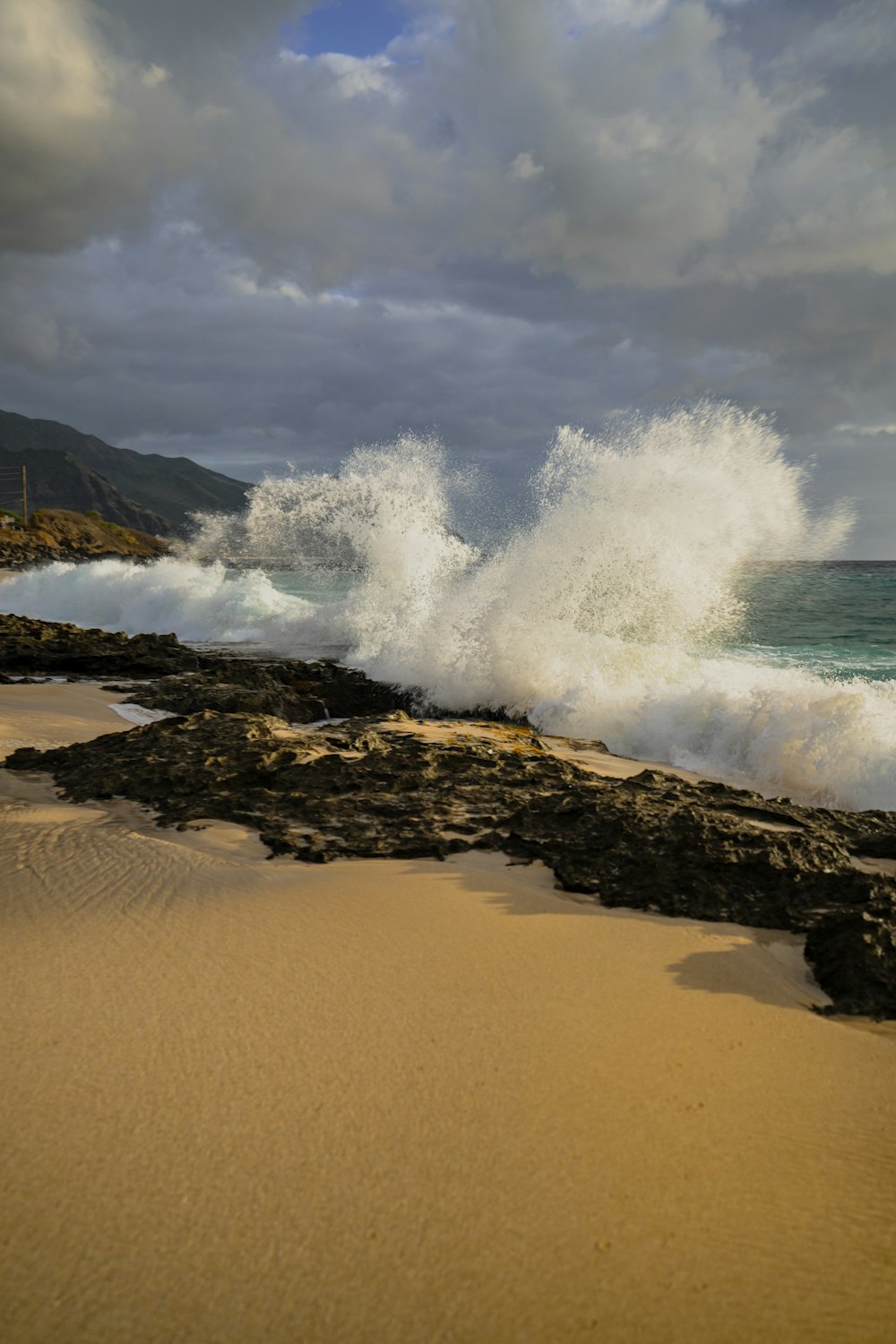 ocean waves crashing on shore during daytime