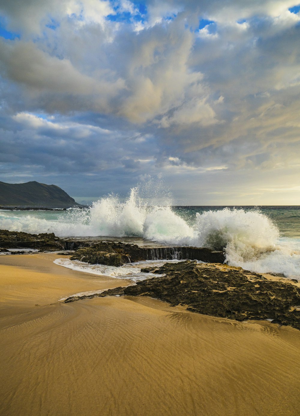 Onde dell'oceano che si infrangono sulla riva durante il giorno