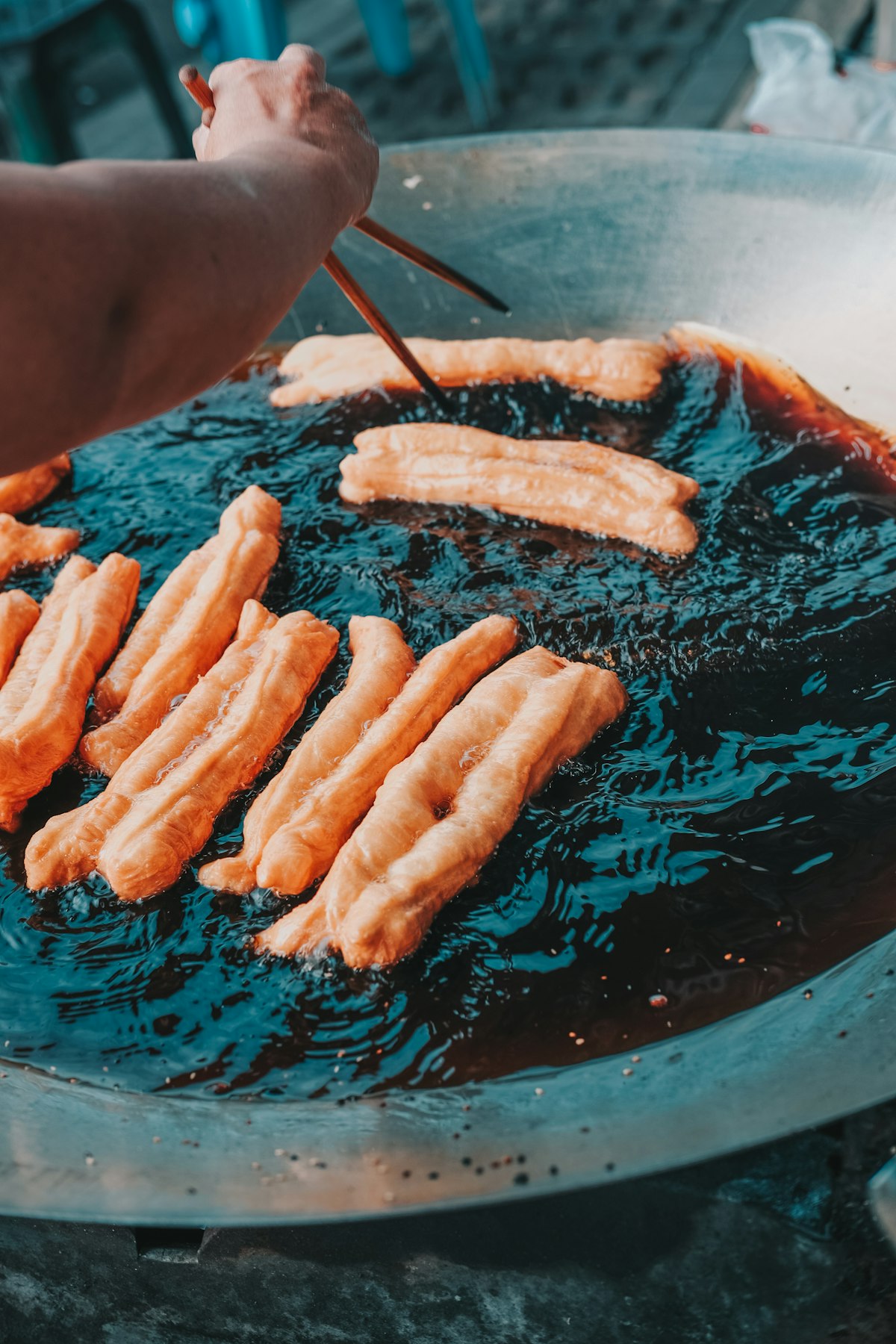 Dao và xúc xích cocktail trên thớt