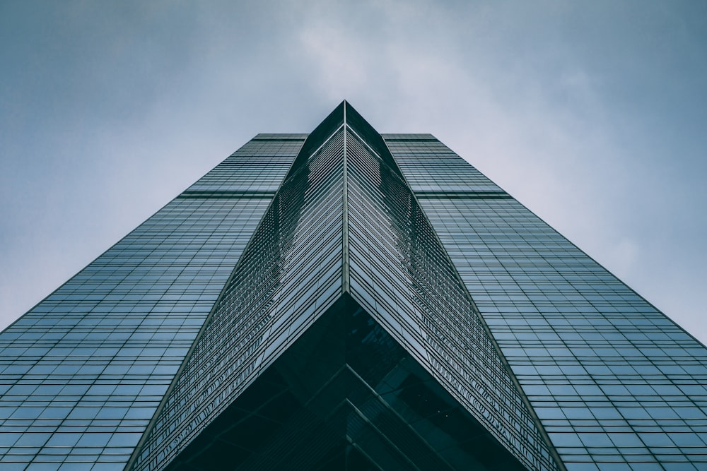 Bâtiment en béton noir sous un ciel blanc pendant la journée