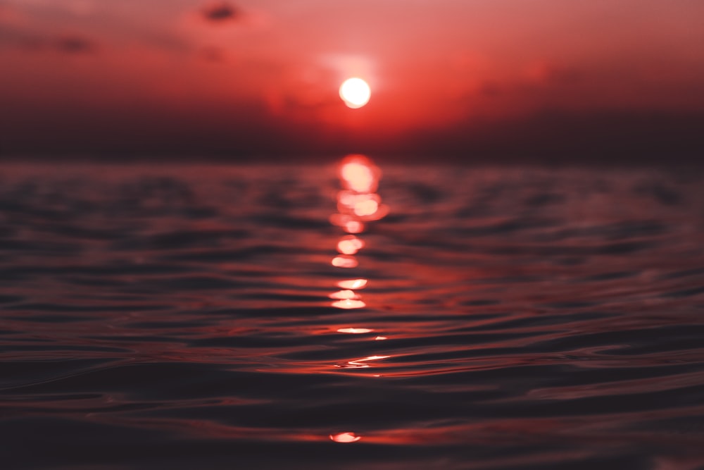 Gewässer bei Sonnenuntergang